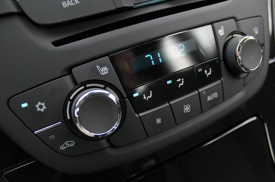  Buick Regal CXL 2011 года  (фото 17 из 47)